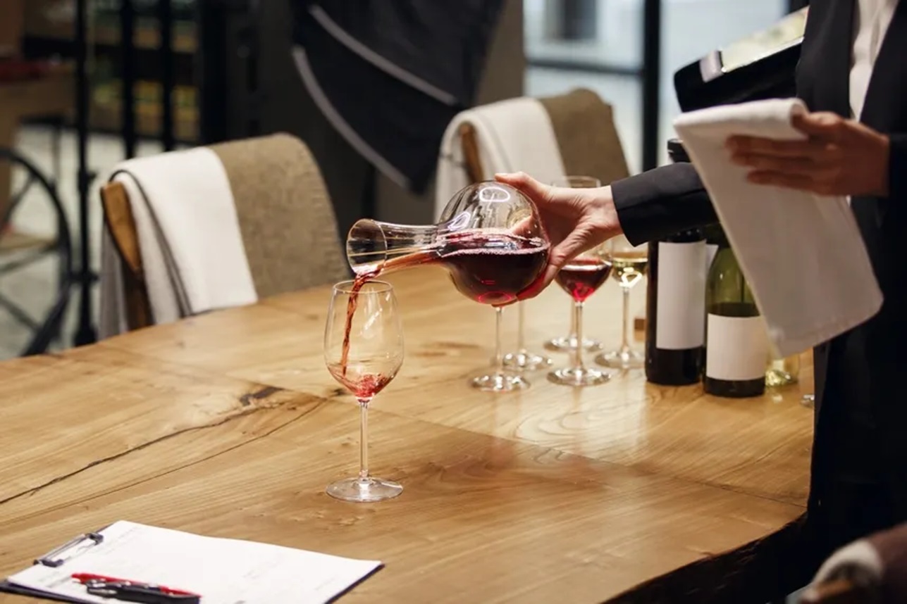 The wine professions and the sommelier: what he does and how to become one The wine professions and the sommelier: what he does and how to become one